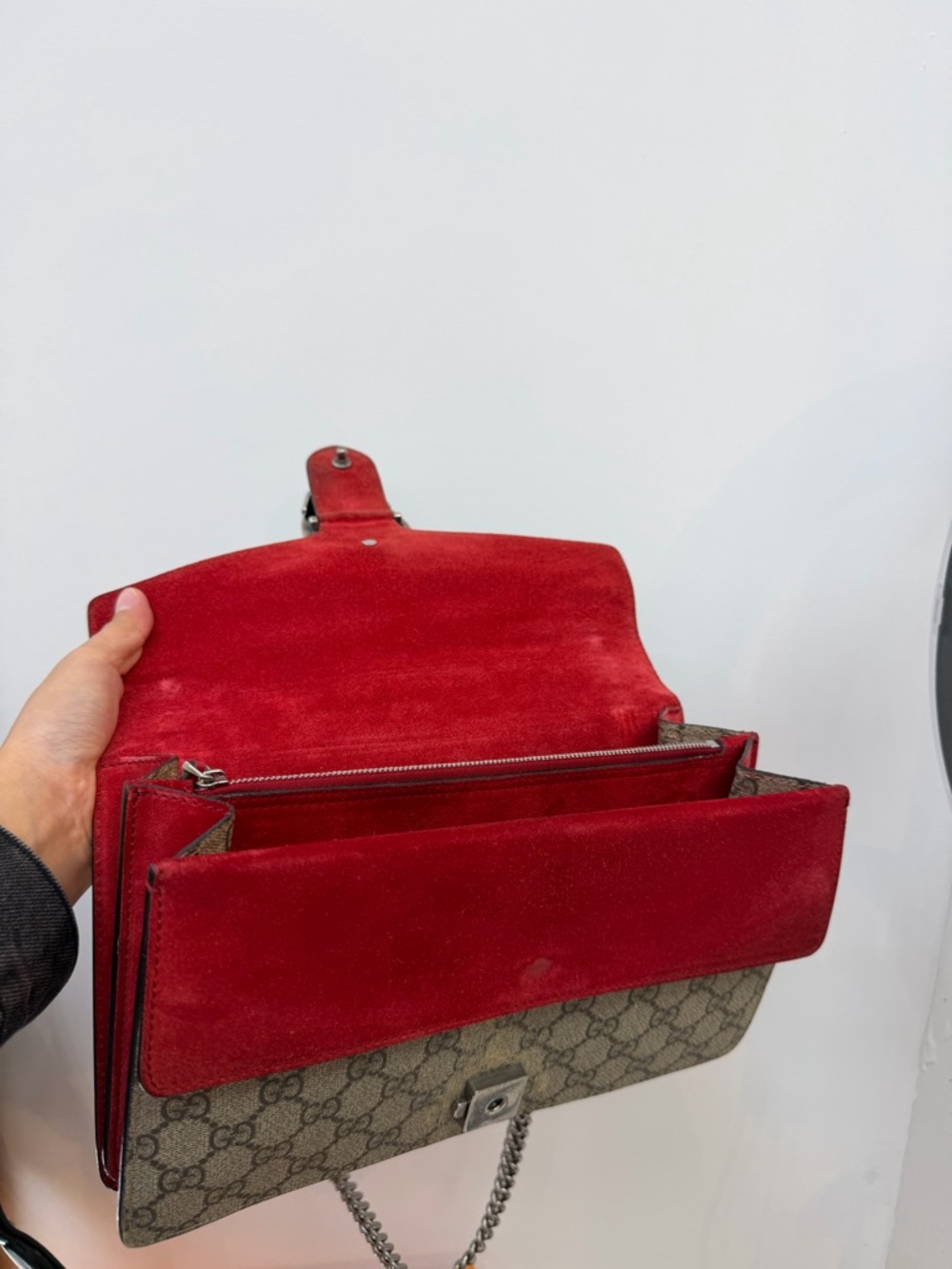 Gucci Beige GG Supreme Canvas Shoulder Bag with Red Accent - Picture 5 of 6